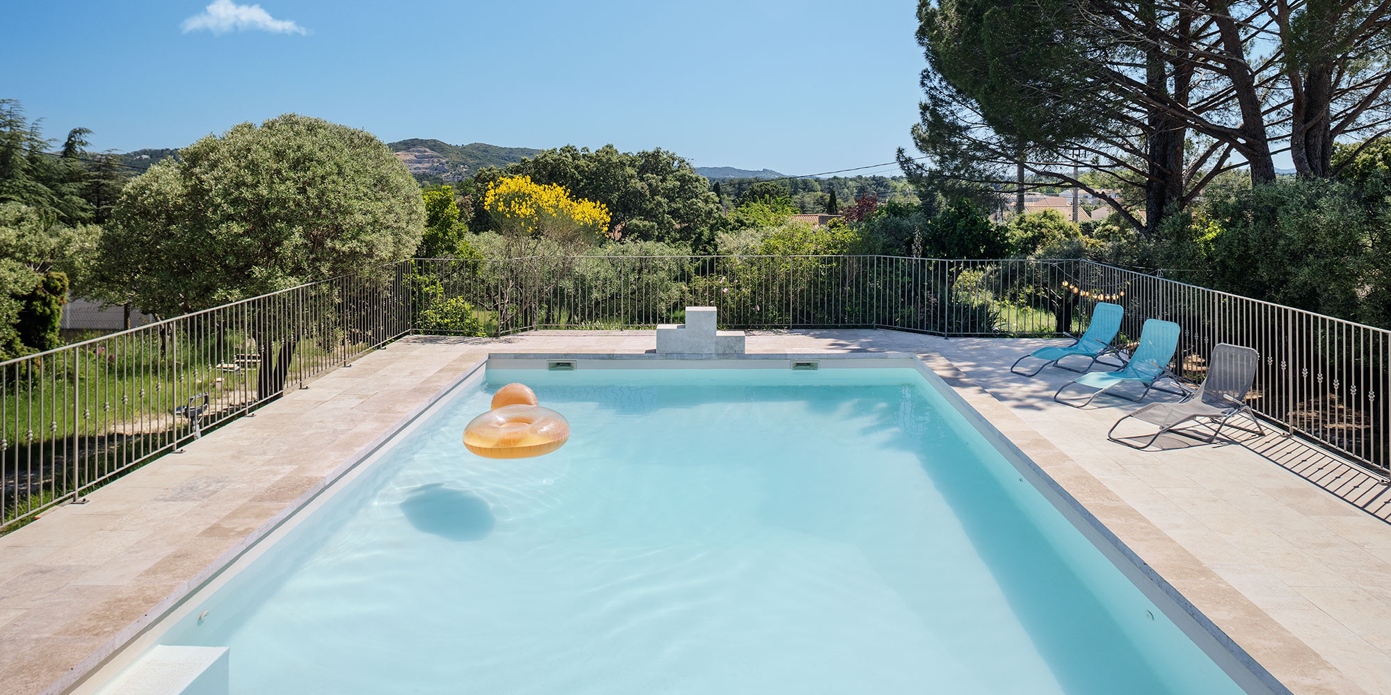 image de présentation, grande piscine avec transats